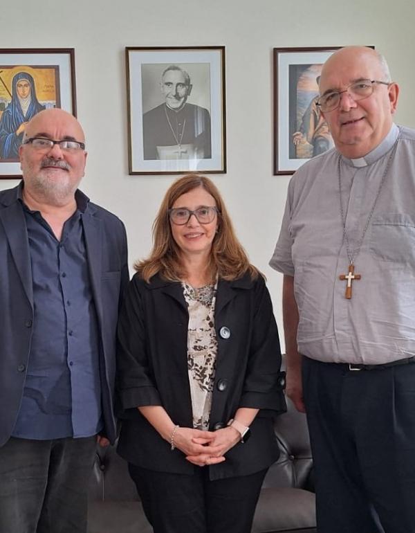 La Dra. Claudia Teresa Pelossi junto al Obispo, Mons. Ernesto Giobando S.J. y el Vicerrector de la EUT, Mgtr. Rubén Primo Fernández.