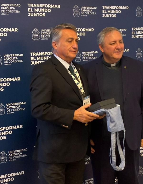 El Rector de la Universidad Católica de Córdoba, Andrés Aguerre S.J, le entregó un presente a nuestro Rector.
