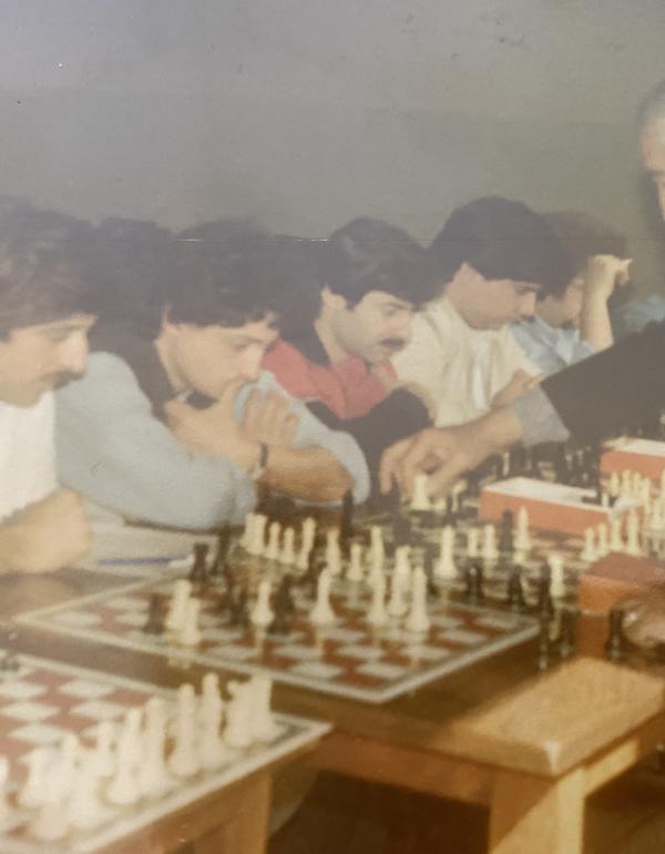 Una mañana de un sábado de 1984 simultáneas de ajedrez en Ciencias Jurídicas, organicé como alumno por el médico Doctor Pedro Martínez Acosta.