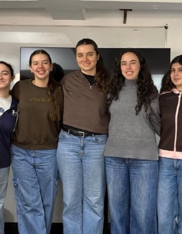 Equipo Revista Asterisco 2026: Ailin Barreto, Margarita Arias Fox, Emma Lelczuk, Matias Loguercio, Amparo Macchi, Belén Ruffo y Agustina Villar. Redacción: Amparo Macchi, Belén Ruffo y Agustina Villar.