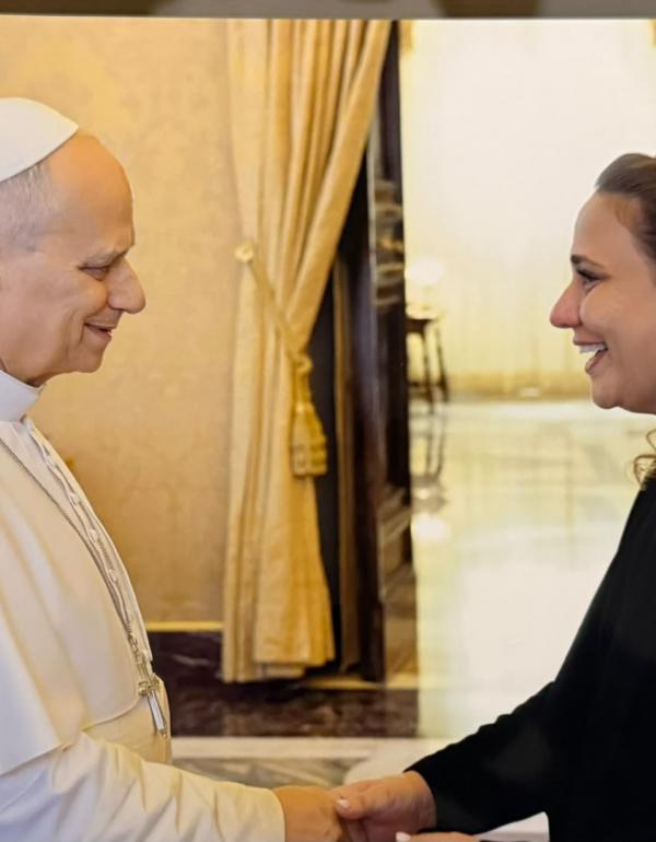Su Santidad el Papa León XIV y Gabriela Agosto, Decana de la Facultad de Ciencias Sociales, Educación y Comunicación de la Universidad del Salvador (USAL).