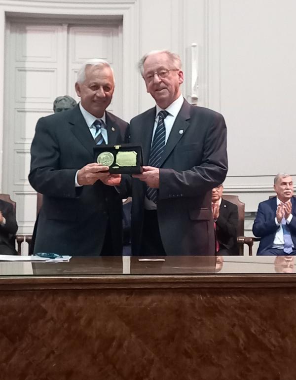 Dr. Daniel Martínez y el Dr. Cristóbal Papendieck.