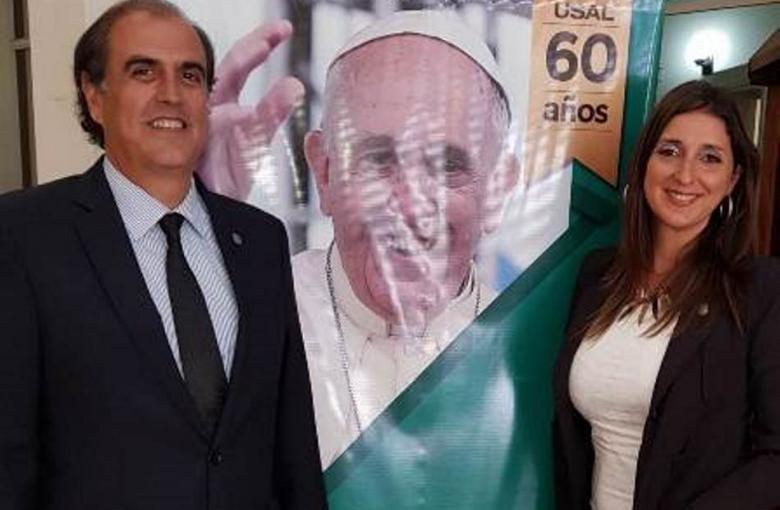 Julio Ramón Lascano y Vedia con la decana de la facultad de Ciencias Sociales, Mariana Colotta