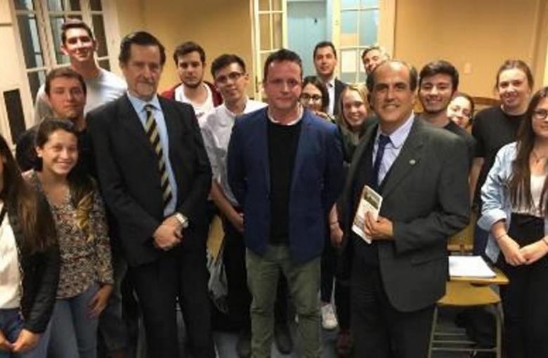El Dr. Daniel Chartier, el Dr. Enrique del Acebo Ibáñez y el Emb. Julio Lascano y Vedia junto a alumnos de la Facultad.