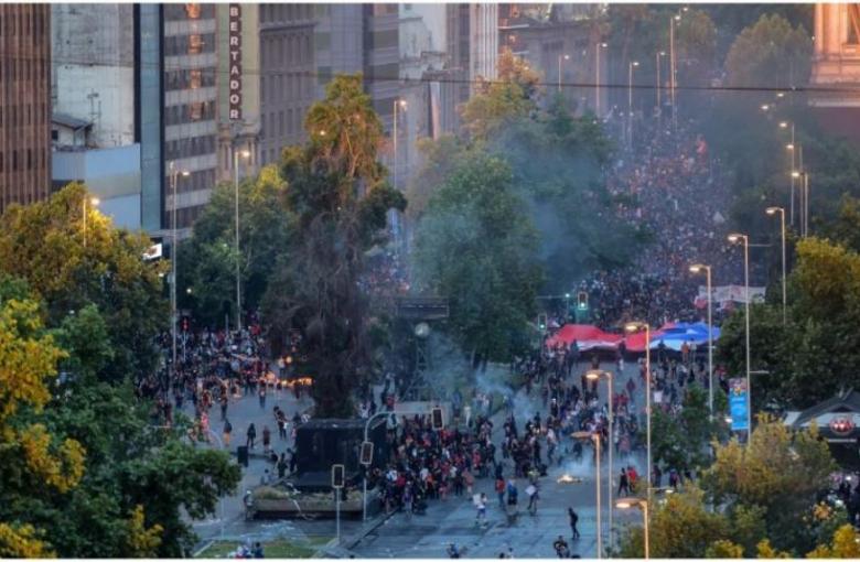 Incidentes y gases lacrimógenos en la marcha de Chile. FOTO: AFP
