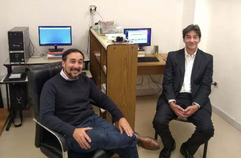 Dres. Mario Andreau y Sergio Salimbeni en el Laboratorio de Neurociencias ubicado en la Facultad de Psicología y Psicopedagogía.  