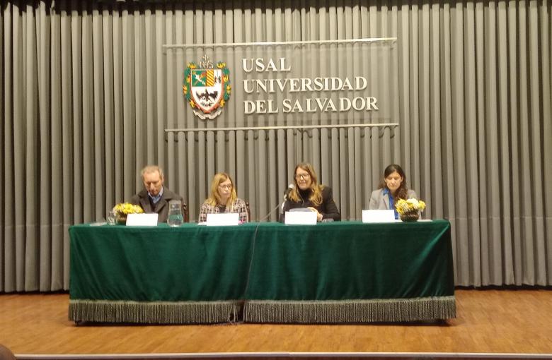 Panel de Apertura: Dr. Alejandro Herrero, Director del Doctorado en Historia; Mgtr. Claudia Pelossi, Decana de la Facultad; Romina Cavalli, Vicerrectora Académica y la Lic. Esp. Alicia Martín, Directora de la Licenciatura en Historia.