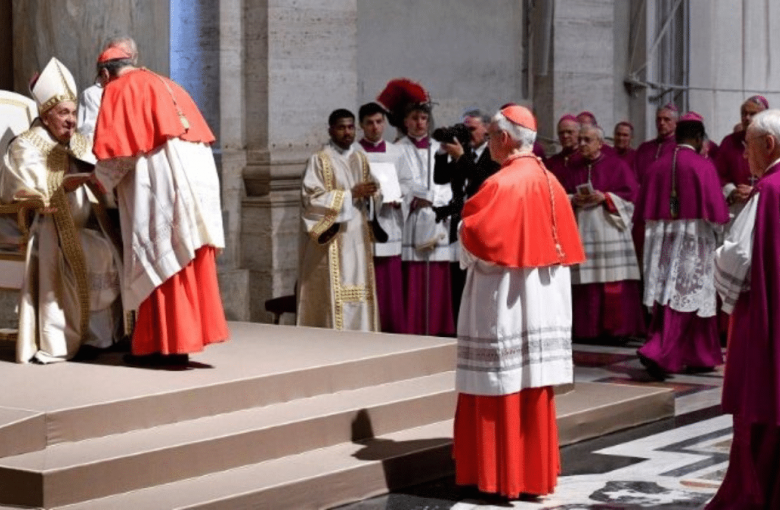 El Papa entrega la bula de convocatoria del Jubileo Ordinario de 2025, "Spes non confundit", a los arciprestes de las Basílicas Papales de Roma, a algunos representantes de la Iglesia esparcida en el mundo y a los Protonotarios Apostólicos.