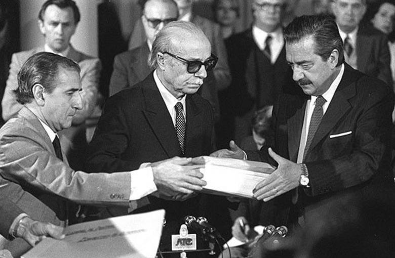 Ernesto Sábato entrega el informe de la Comisión Nacional sobre la Desaparición de Personas (CONADEP) al Presidente Raúl Alfonsín el 20 de septiembre de 1984. El informe, conocido como Nunca Más, fue el resultado de la investigación de la CONADEP sobre los crímenes de la dictadura militar.  