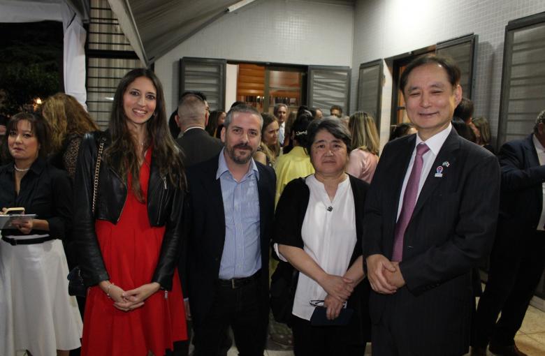 Acompañan al Embajador Yamauchi Hiroshi, el Director y las docentes de Estudios Orientales: Dr. Juan Bautista García Bazán, Dra. Cecilia Onaha y Mag. Marina Barrionuevo. 