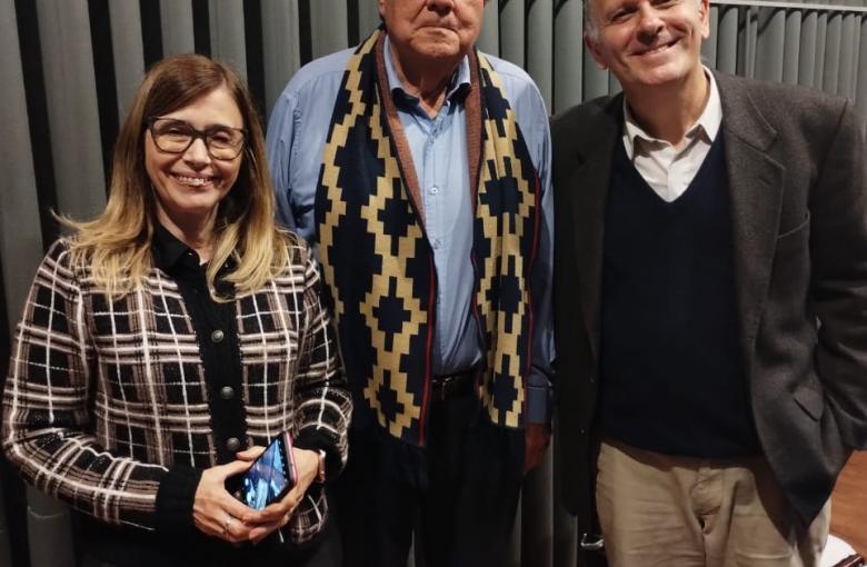 Dra. Claudia Pelossi, Decana de la Facultad; Roberto Chavero, hijo de Atahualpa Yupanqui y el Dr. Mariano Carou, profesor de FHLEO. 