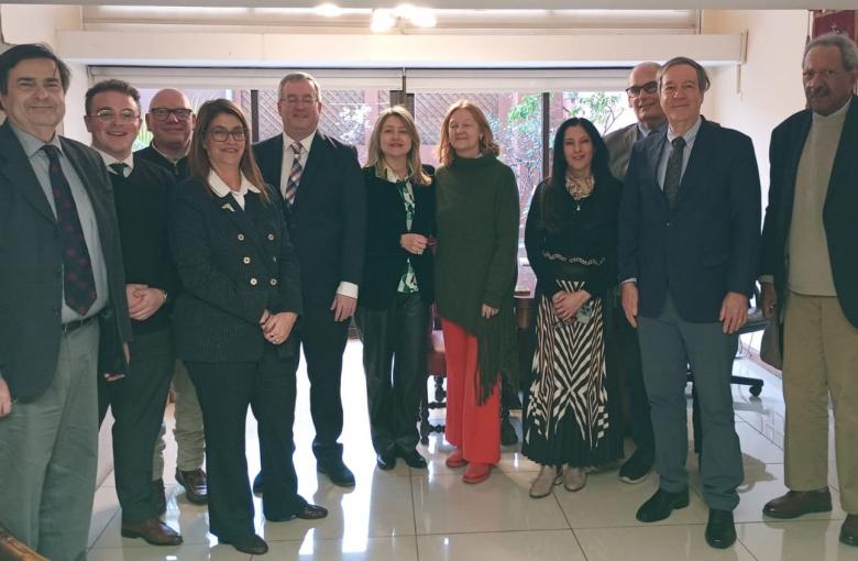 Invitados con los profesores de la USAL que participaron de las actividades: Prof. Leila Devia, Prof. Adrián González Illing, Prof. Patricio Ponferrada, Prof. Santiago Aversa, Prof. Carlos Bonetti, Prof. Ángel O. Piazza y Prof. Carlos I. Guaia, el graduado Esteban Prelat, la alumna María Joaquina Prelat y las autoridades de la Facultad: Livia M. Uriol, Martina L Rojo, Amparo Valladares Canals y María Eleonora Cano.   