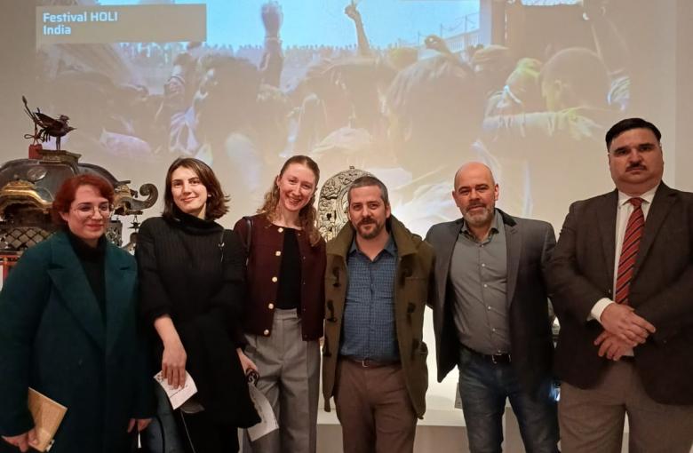 Estudiantes USAL junto con los directores de las carreras de Estudios Orientales y de Historia y Gestión de las Artes, y el Presidente de la Red de Apoyo del Museo.