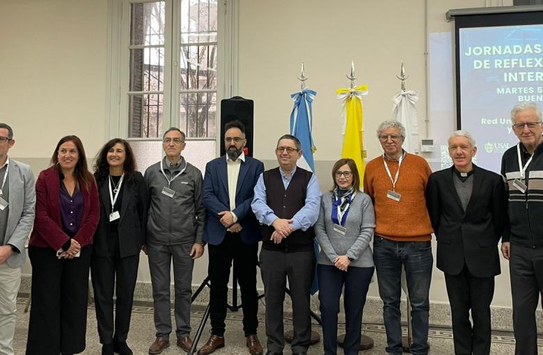 Autoridades de distintas Universidades Nacionales junto con la Decana de la Facultad de Filosofía, Historia, Letras y Estudios Orientales de la USAL, Dra. Claudia Pelossi. 