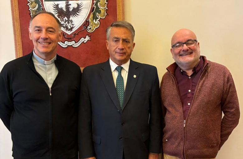 Carlos Ignacio Salvadores de Arzuaga, Rector de la USAL, junto al Rector de la Escuela Universitaria de Teología, Pbro. Dr. Luis Albóniga y de su Vicerrector, Prof. Rubén Primo Fernández.
