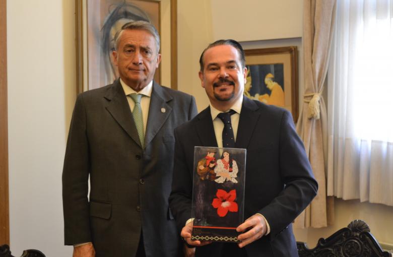Rector de la USAL, Carlos Ignacio Salvadores de Arzuaga y el Embajador de la República Francesa en Argentina, Romain Nadal