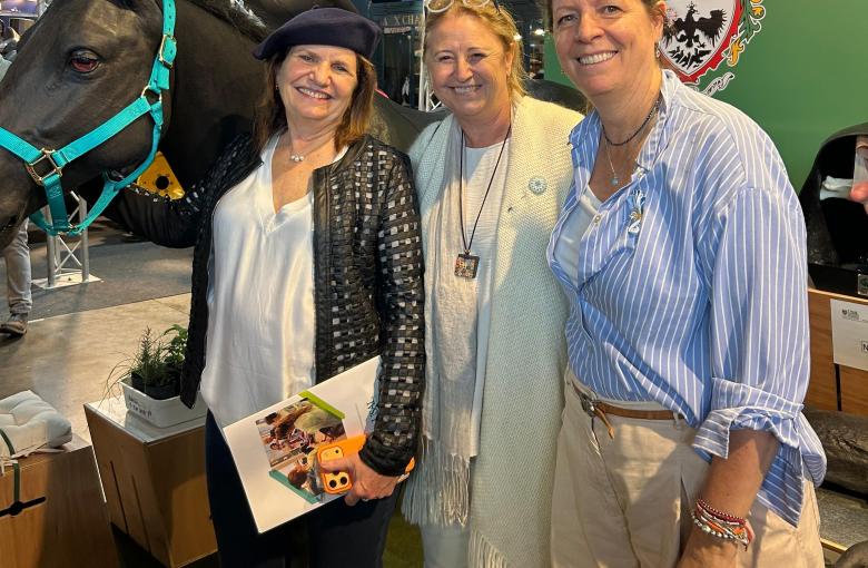 Patricia Bullrich, Senadora de la Nación, junto a Marina Sansiñena, Decana de la Facultad de Ciencias Agrarias y Veterinarias y la Vicerrectora Académica, Romina Cavalli.