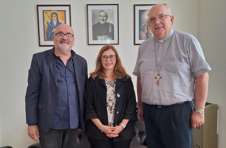 La Dra. Claudia Teresa Pelossi junto al Obispo, Mons. Ernesto Giobando S.J. y el Vicerrector de la EUT, Mgtr. Rubén Primo Fernández.