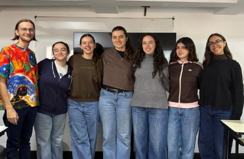 Equipo Revista Asterisco 2026: Ailin Barreto, Margarita Arias Fox, Emma Lelczuk, Matias Loguercio, Amparo Macchi, Belén Ruffo y Agustina Villar. Redacción: Amparo Macchi, Belén Ruffo y Agustina Villar.