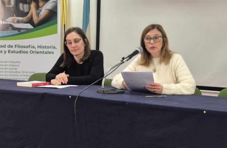 La Dra. Claudia Pelossi (Decana de la Facultad de Filosofía, Historia, Letras y Estudios Orientales de la USAL) pronunciando las palabras de apertura a las Jornadas junto a Natalia Jakubecki, una de las organizadoras.