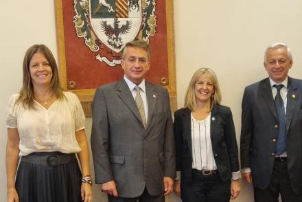 Vicerrectora Académica, Romina Cavalli; Rector , Carlos Ignacio Salvadores de Arzuaga; Presidente de la AOA, Dra. Carla Masoli; Decano de la Facultad de Medicina, Dr. Daniel Martínez y el Secretario de la AOA, Dr. Brian Murdoch.