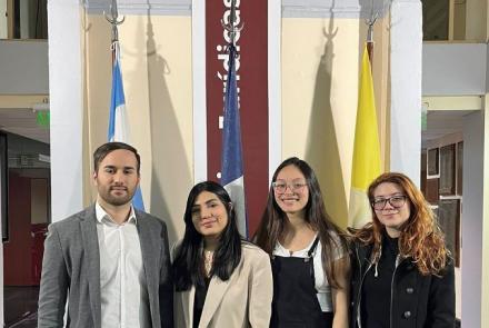 Prof. Abogado Maitre Federico Merino y estudiantes Julieta Bustamante, Sol Nappa y Mercedes Boubeta