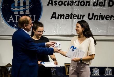 Constanza Urbieta recibe el ADAU de Plata 2022 como mejor jugadora de Fútbol Femenino.