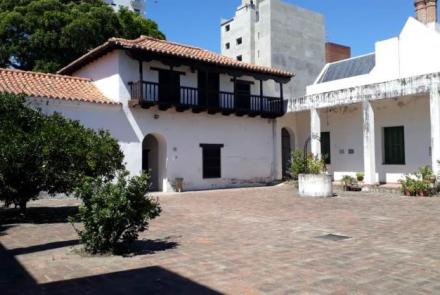 La casa de los Aldao, ocupada actualmente por la Junta Provincial de Estudios Históricos, es uno de los más antiguos ejemplos de arquitectura doméstica, no sólo de Santa Fe, sino también de toda la Argentina, merecimiento por el cual desde 1942 es Monumento Histórico Nacional.