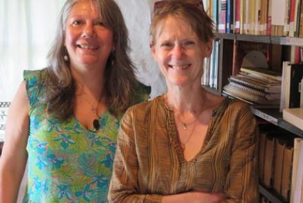 Martine Briand (periodista de TV France) y Liliana Rega (Directora de la Red de Bibliotecas USAL) en La Capataza, Biblioteca de la Fundación Atahualpa Yupanqui.