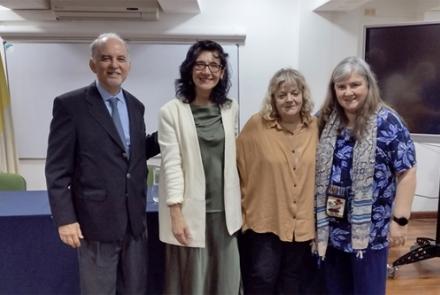 Dr. Bernardo Nante (Decano), Dra. Alexandra Testino Zafiropoulos (Directora de Relaciones Internacionales para la Facultad de Letras del Instituto Católico de París), Lic. María Elena Lenscak (Directora de la Escuela de Letras), Lic. Andrea Hudym (académica, referente de intercambio).