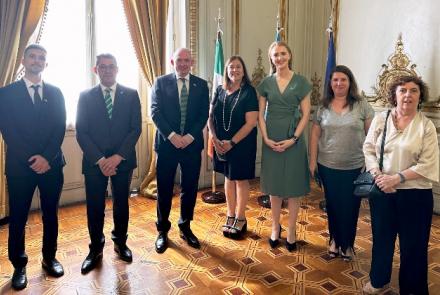 Diplomado Jeremías Rodríguez, Emb. Gerard McCoy, Attorney General Rossa Fanning, Directora Paula Ortiz, Cónsul Sarah Maguire, Prosecretaria Verónica Repetti, Profesora Dra. María Eugenia Cruset.