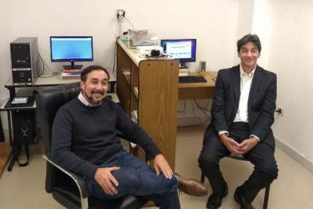 Dres. Mario Andreau y Sergio Salimbeni en el Laboratorio de Neurociencias ubicado en la Facultad de Psicología y Psicopedagogía.  