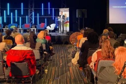 Guillaume Gibert durante el Foro "Ciencia en francés en Quebec y en el mundo" el 27 de abril, organizado por Fonds de Recherche du Québec, en Montreal.