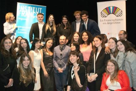 Los estudiantes con S.E. Romain Nadal, Embajador de Francia en Argentina. Agradecemos al Vicepresidente del Club Francófono USAL, Florencia Allievi, por el envío de la foto.