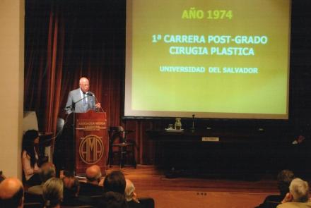 El Prof. Dr. Fortunato Benaim dictando una conferencia en la Asociación Médica Argentina (2013), destacando la carrera de Especialistas de Cirugía Plástica de la USAL. 