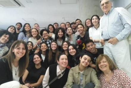 Gabriela Wagner con alumnos de la carrera de Musicoterapia y el Dr. Rodolfo Benenzon invitado para una Clase Magistral el 10 de octubre 2023.