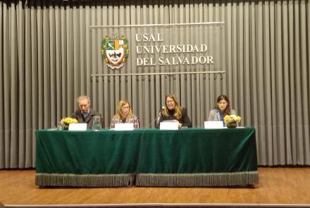 Panel de Apertura: Dr. Alejandro Herrero, Director del Doctorado en Historia; Mgtr. Claudia Pelossi, Decana de la Facultad; Romina Cavalli, Vicerrectora Académica y la Lic. Esp. Alicia Martín, Directora de la Licenciatura en Historia.