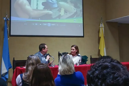 Carolina Amoroso, junto a Fernando Gorza, Director de las Licenciaturas en Periodismo y Periodismo Deportivo.