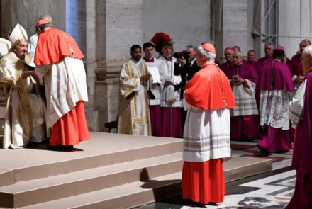 El Papa entrega la bula de convocatoria del Jubileo Ordinario de 2025, "Spes non confundit", a los arciprestes de las Basílicas Papales de Roma, a algunos representantes de la Iglesia esparcida en el mundo y a los Protonotarios Apostólicos.