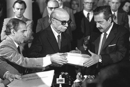 Ernesto Sábato entrega el informe de la Comisión Nacional sobre la Desaparición de Personas (CONADEP) al Presidente Raúl Alfonsín el 20 de septiembre de 1984. El informe, conocido como Nunca Más, fue el resultado de la investigación de la CONADEP sobre los crímenes de la dictadura militar.  