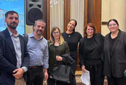 Mag. Agustín Podestá (VRF), Dr. Juan Bautista García Bazán (VRID-FHLEO), Decana Dra. Claudia Pelossi (FHLEO), Lic. Sabrina Marino (VRF), alumna de Estudios Orientales Natalia Castro y Lic. Melina Turús de la Dirección General de la Diplomacia Parlamentaria.