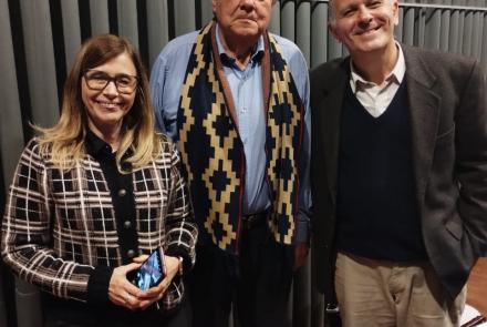 Dra. Claudia Pelossi, Decana de la Facultad; Roberto Chavero, hijo de Atahualpa Yupanqui y el Dr. Mariano Carou, profesor de FHLEO. 