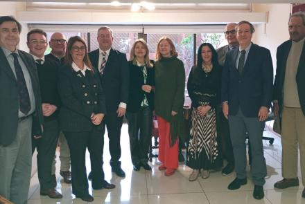 Invitados con los profesores de la USAL que participaron de las actividades: Prof. Leila Devia, Prof. Adrián González Illing, Prof. Patricio Ponferrada, Prof. Santiago Aversa, Prof. Carlos Bonetti, Prof. Ángel O. Piazza y Prof. Carlos I. Guaia, el graduado Esteban Prelat, la alumna María Joaquina Prelat y las autoridades de la Facultad: Livia M. Uriol, Martina L Rojo, Amparo Valladares Canals y María Eleonora Cano.   