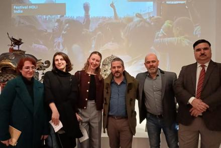 Estudiantes USAL junto con los directores de las carreras de Estudios Orientales y de Historia y Gestión de las Artes, y el Presidente de la Red de Apoyo del Museo.