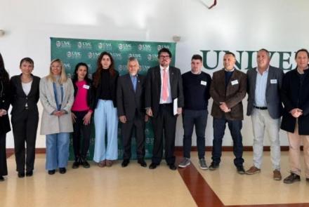Los candidatos presentes en el primer encuentro junto con Profesores y Directivos.
