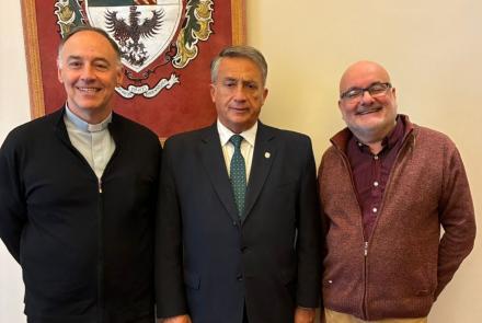 Carlos Ignacio Salvadores de Arzuaga, Rector de la USAL, junto al Rector de la Escuela Universitaria de Teología, Pbro. Dr. Luis Albóniga y de su Vicerrector, Prof. Rubén Primo Fernández.