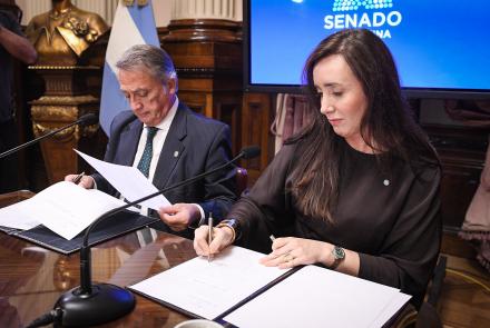 Rector de la Universidad, Carlos Ignacio Salvadores de Arzuaga, y la Vicepresidente de la Nación y Presidente del Senado, Dra. Victoria Eugenia Villarruel
