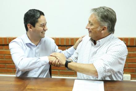 Intendente de la Municipalidad de Gobernador Virasoro, José Guillermo de la Cruz y el Rector de la Universidad del Salvador, Carlos Ignacio Salvadores de Arzuaga.