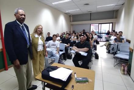 Robert Cottrol con las docentes de la USAL Andrea Schvindtt, Susana López y los estudiantes. 