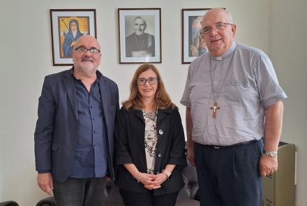 La Dra. Claudia Teresa Pelossi junto al Obispo, Mons. Ernesto Giobando S.J. y el Vicerrector de la EUT, Mgtr. Rubén Primo Fernández.